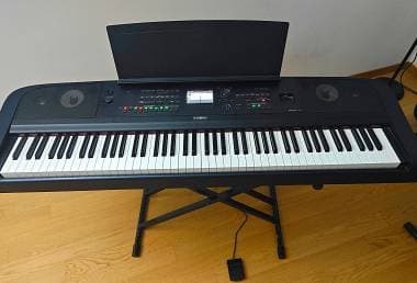 Pianoforte digitale Yamaha 670 con borsa trasportabile
