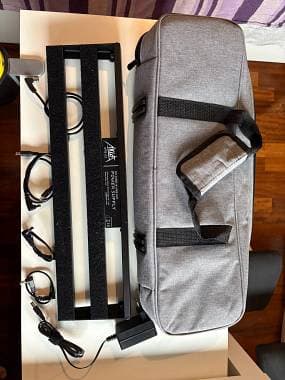 AKLOT Pedalboard 48 × 13 cm in alluminio con borsa e alimentatore