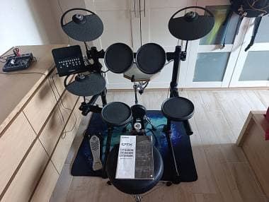 Vendo batteria Yamaha e accessori