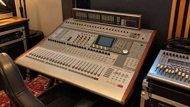 Per inutilizzo vendo mixer Tascam
