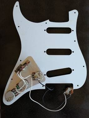 Fender Japan JV 62 elettronica e battipenna