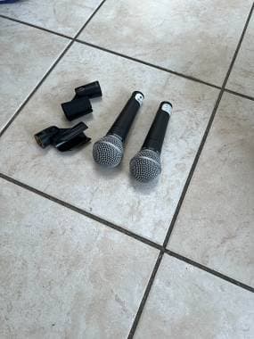 Kit 2 Microfoni Shure SM58 + 3 Aste Microfono + Supporto da Tavolo