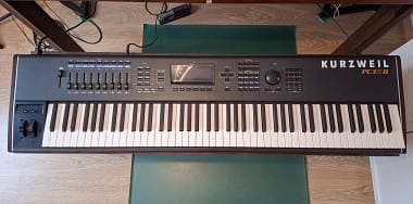 Kurzweil PC3K8 + custodia Kurzweil + 2 supporti tastiera + accessorio