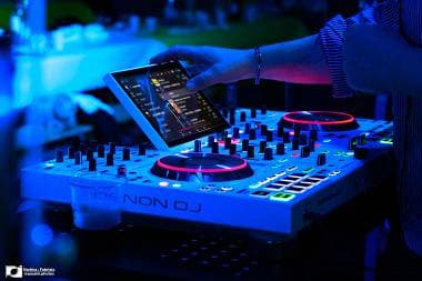 Denon DJ Prime 4 bianca