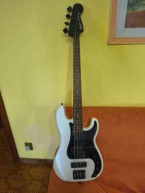 Basso Squier by fender precision