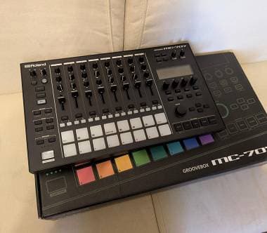 Roland MC-707 groovebox