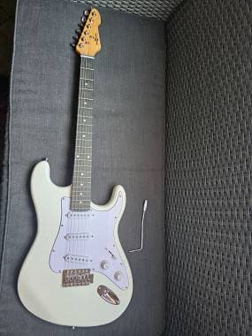 chitarra elettrica bianca tipo stratocaster con custodia e amplificatore compres