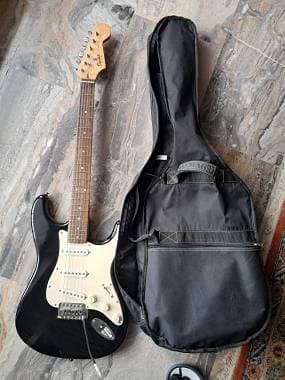 Squier Bullet Strat con custodia basilare