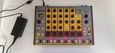 DRUM MACHINE - Akai Tom Cat
