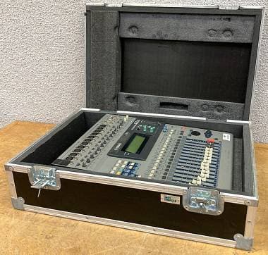YAMAHA 01V + Flight Case