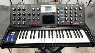 Mini Moog Voyager versione Electric Blue