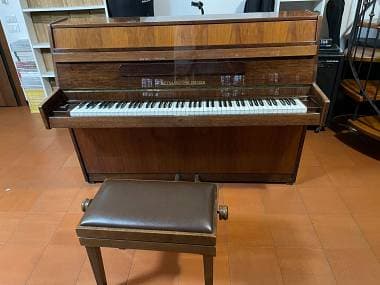 Pianoforte verticale Hoffmann & Kühne al piano terra appena accordato.