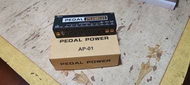 Alimentatore per pedali Asmuse Pedal Power AP-01 con scatola