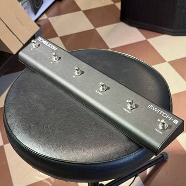 TC-HELICON Switch-6 - Footswitch Esteso a 6 Pulsanti per VoiceLive e Serie Play