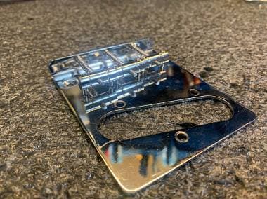Ponte telecaster a 3 sellette con fissaggio a tre viti old style.