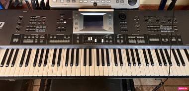 Roland G70 V3 - Workstation con scheda di espansione e leggio originale.