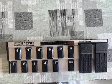 Behringer FCB1010 con chip UNO