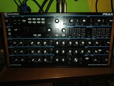 Novation Peak con stand di legno