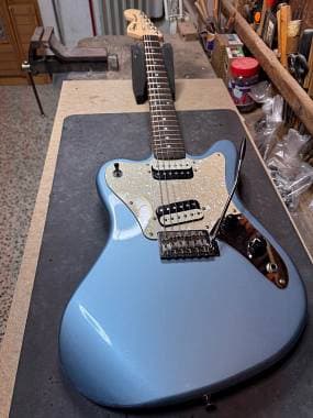 Squier by Fender SUPER-SONIC