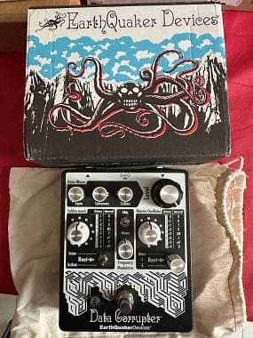 EarthQuaker Devices Data Corrupter, pedale PLL harmonizer e synth fuzz, drone