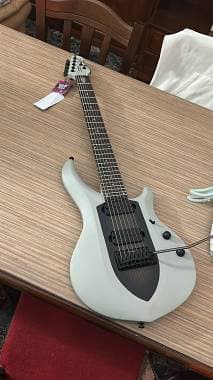 Sterling by Music Man Majesty 7 corde Petrucci signature