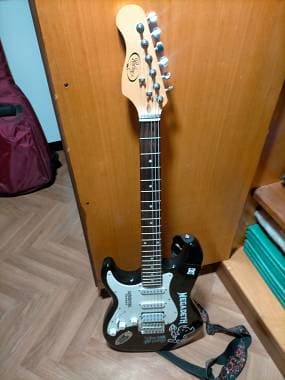 Chitarra elettrica mancina