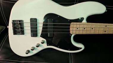 Squier by Fender Contemporary jazz bass