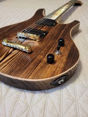 Chitarra elettrica in pino spazzolato