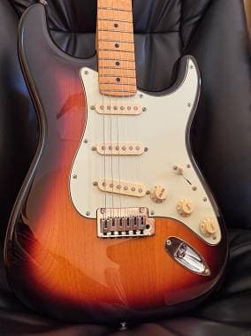 Fender Player Plus Stratocaster MN 3-Color Sunburs