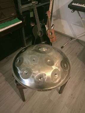 Handpan in vendita completo di custodia scala D Kurd 14 note