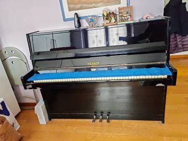 Pianoforte verticale PETROF (circa 30 anni)