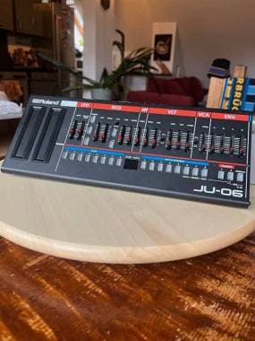 Roland JU-06