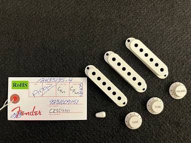 Fender Custom Shop Pickup Cover Vintage White Relic