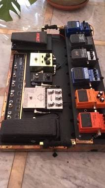 pedalboard artigianale con punti alimentazione
