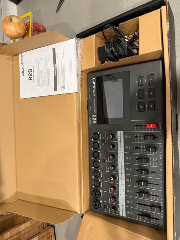 Zoom R20 Multitrack Recorder 2021 - Present - Black