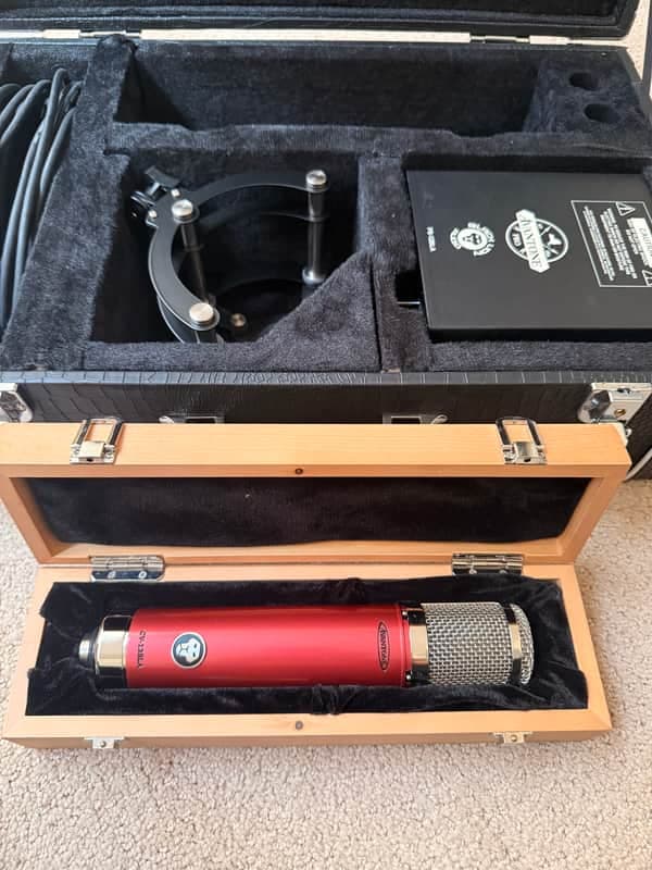 Black Lion Audio Aventone CV – 12BLA - Red
