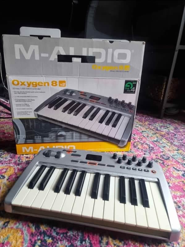 M-Audio Oxygen 8 V2 25-Key MIDI Controller Keyboard 2006 - 2007 - Silver