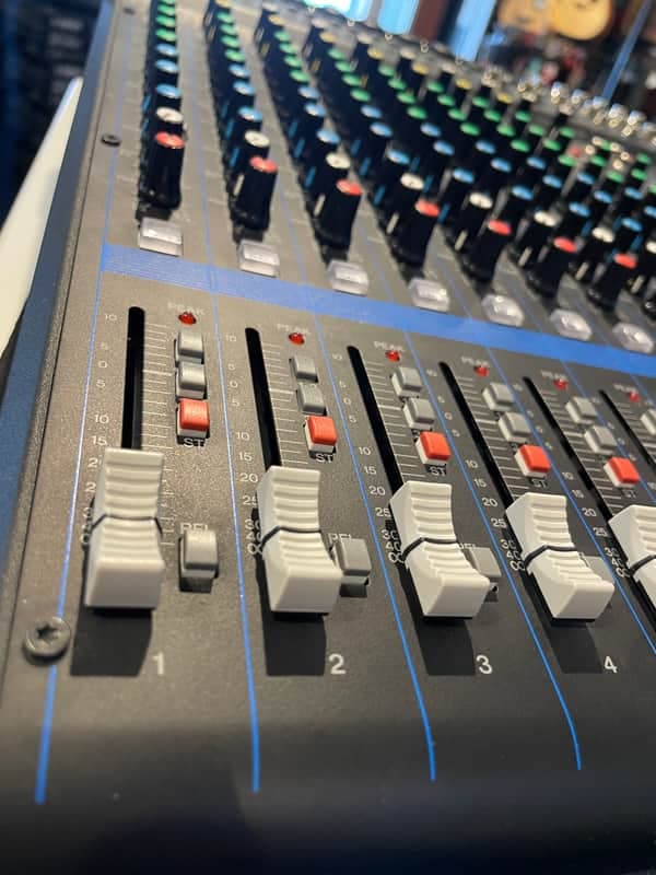 Yamaha MG16XU 16 Channel Analog Mixer - Black