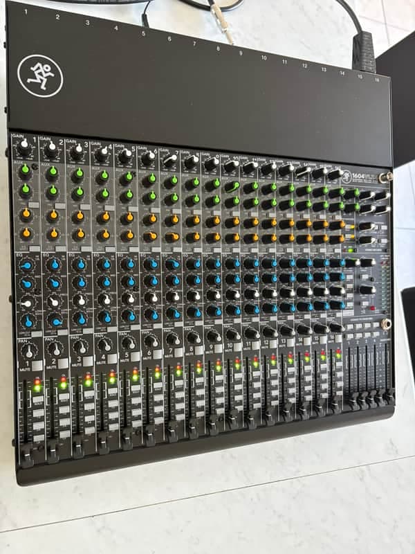 Mackie 1604VLZ4 16-Channel Mic / Line Mixer 2014 - Present - Black