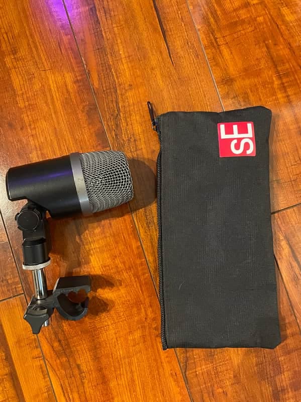 sE Electronics V KICK Supercardioid Dynamic Bass Drum Microphone with V Clamp and sE Microphone Bag 2019 - Present - Black / Red Grille