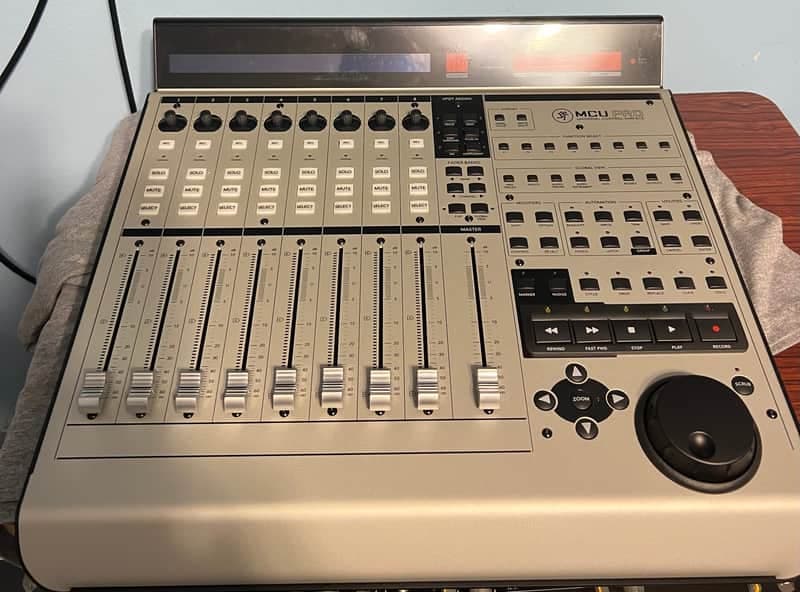 Mackie MCU Pro Universal DAW Control Surface 2008 - Present - Gray