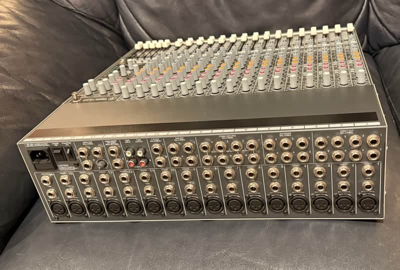 Mackie 1604-VLZ3 16-Channel Mic / Line Mixer 2008 - 2014 - Black