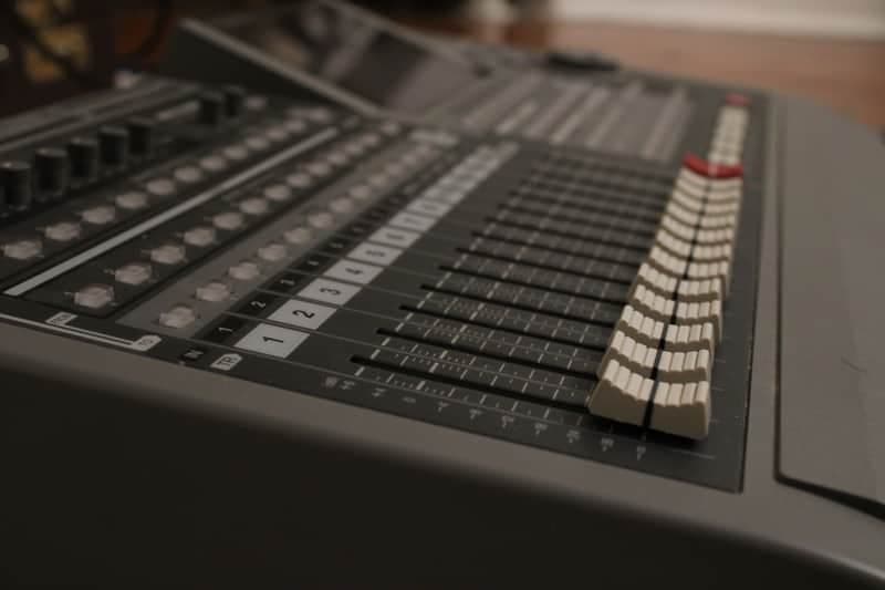 Roland VS-1680 24-Bit Digital Studio Workstation