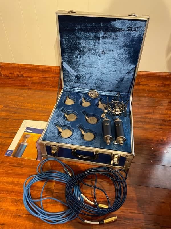 Blue Bottle 8 Capsule Set, 2 Blue Microphones Bottle Rocket Stage 1 Large-diaphragm Condenser Microphones, Shock Mount with Flight Case