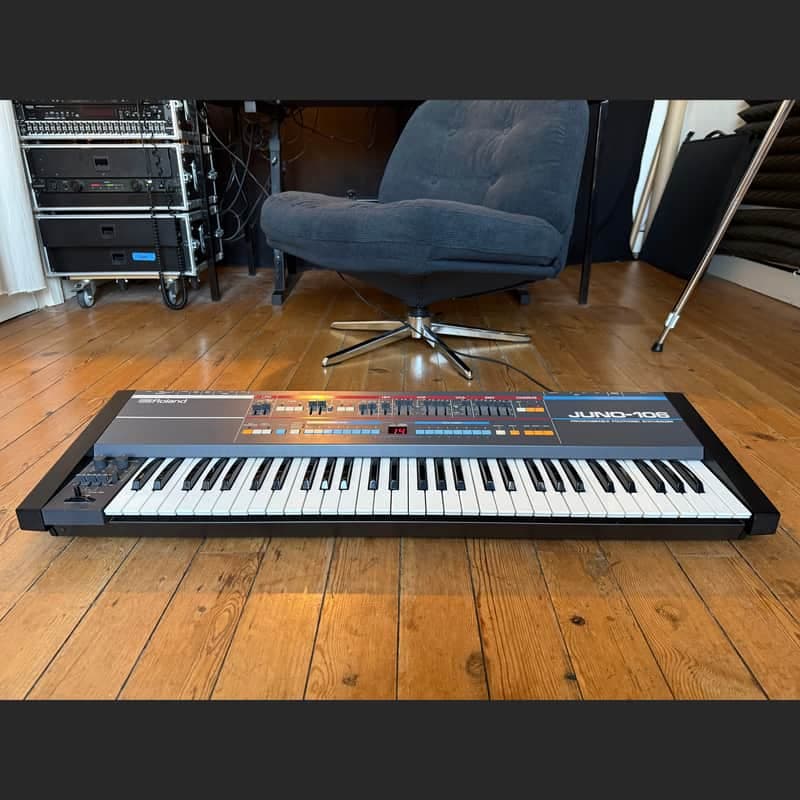 Roland Juno-106 + Flight Case (1984) Mint !