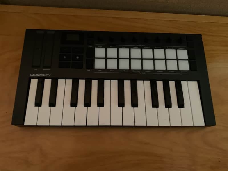 Novation Launchkey 25 MKIII MIDI Keyboard Controller 2020 - Present - Black