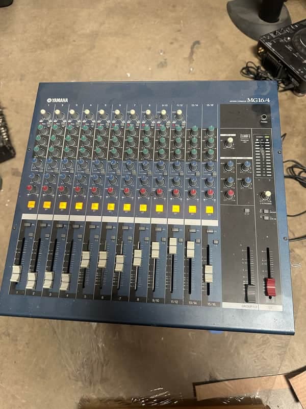 Yamaha MG16/4 console mixer