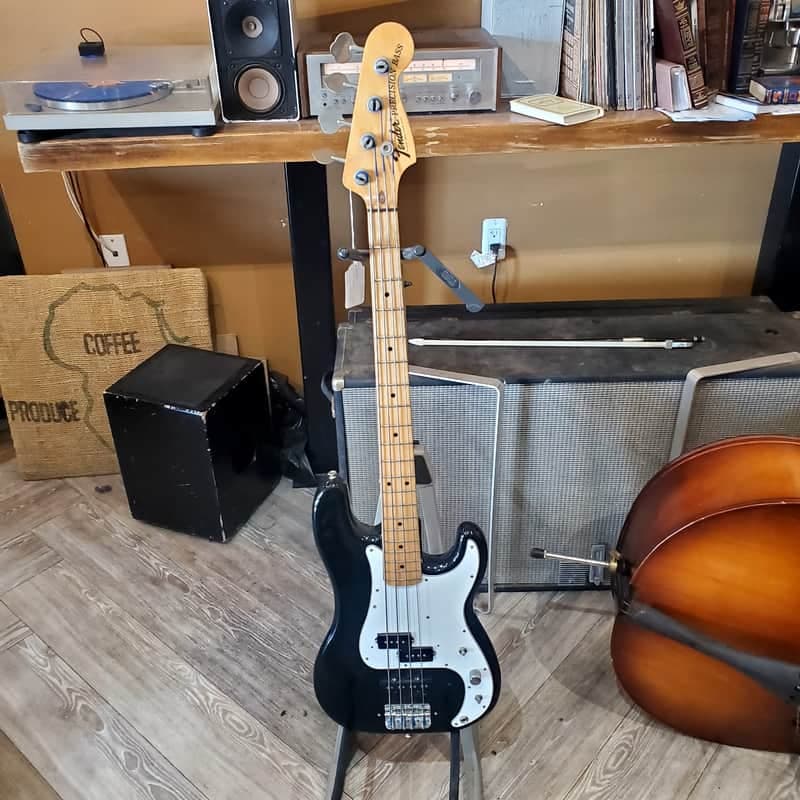 Fender Precision Bass with Maple Fretboard 1970 - 1983 - Black