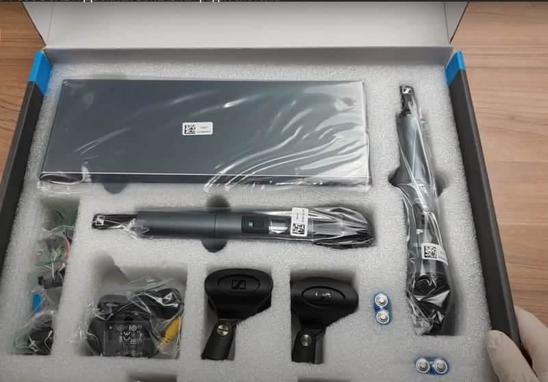 Sennheiser XSW 1-835 Dual-Vocal Set Two 835 Handheld Microphones A:548 to 572MHz -open **100% perfect!!