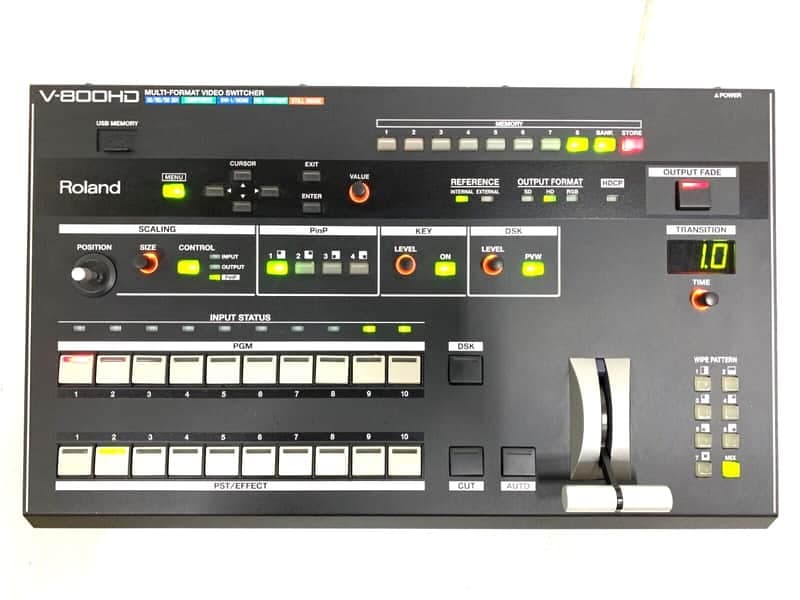 Roland/Apantac V800HD, DA-DHTV-SDI Multi Format Video Switcher #03562 (One)